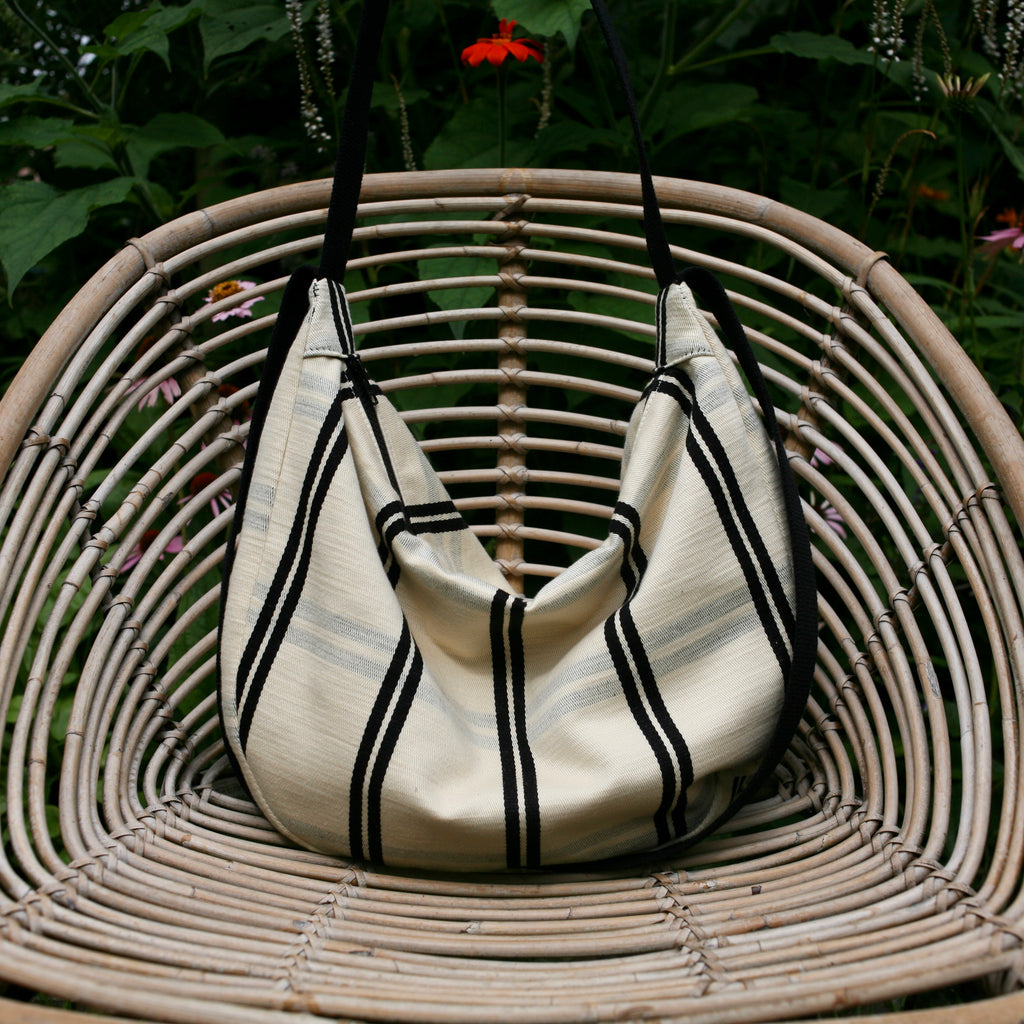 alexbender- Schultertasche POUCH Schwarz - Weiß in Berlin kaufen