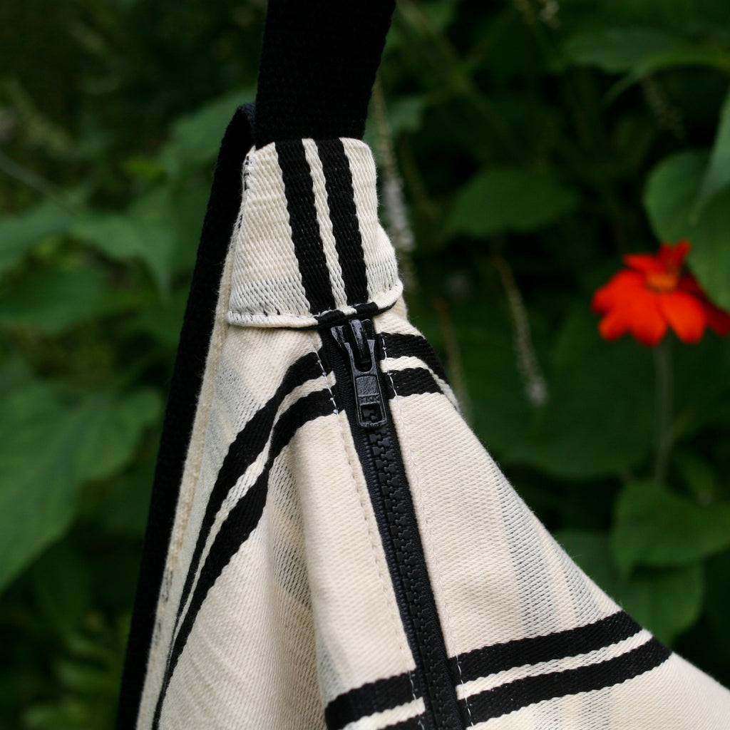 alexbender- Schultertasche POUCH Schwarz - Weiß in Berlin kaufen