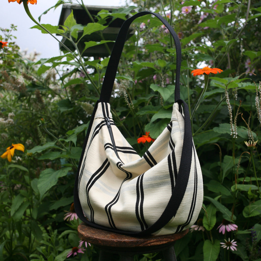 alexbender- Schultertasche POUCH Schwarz - Weiß in Berlin kaufen