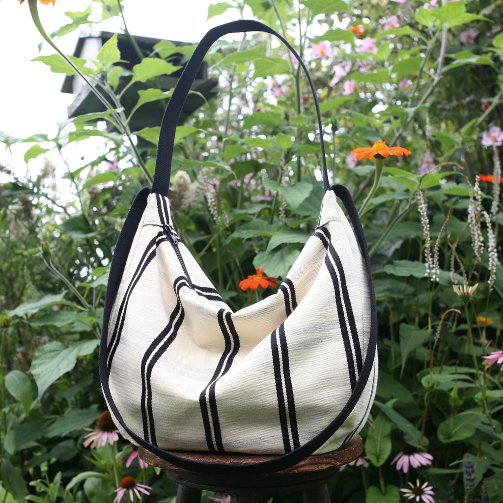 alexbender- Schultertasche POUCH Schwarz - Weiß in Berlin kaufen