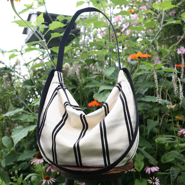 alexbender- Schultertasche POUCH Schwarz - Weiß in Berlin kaufen