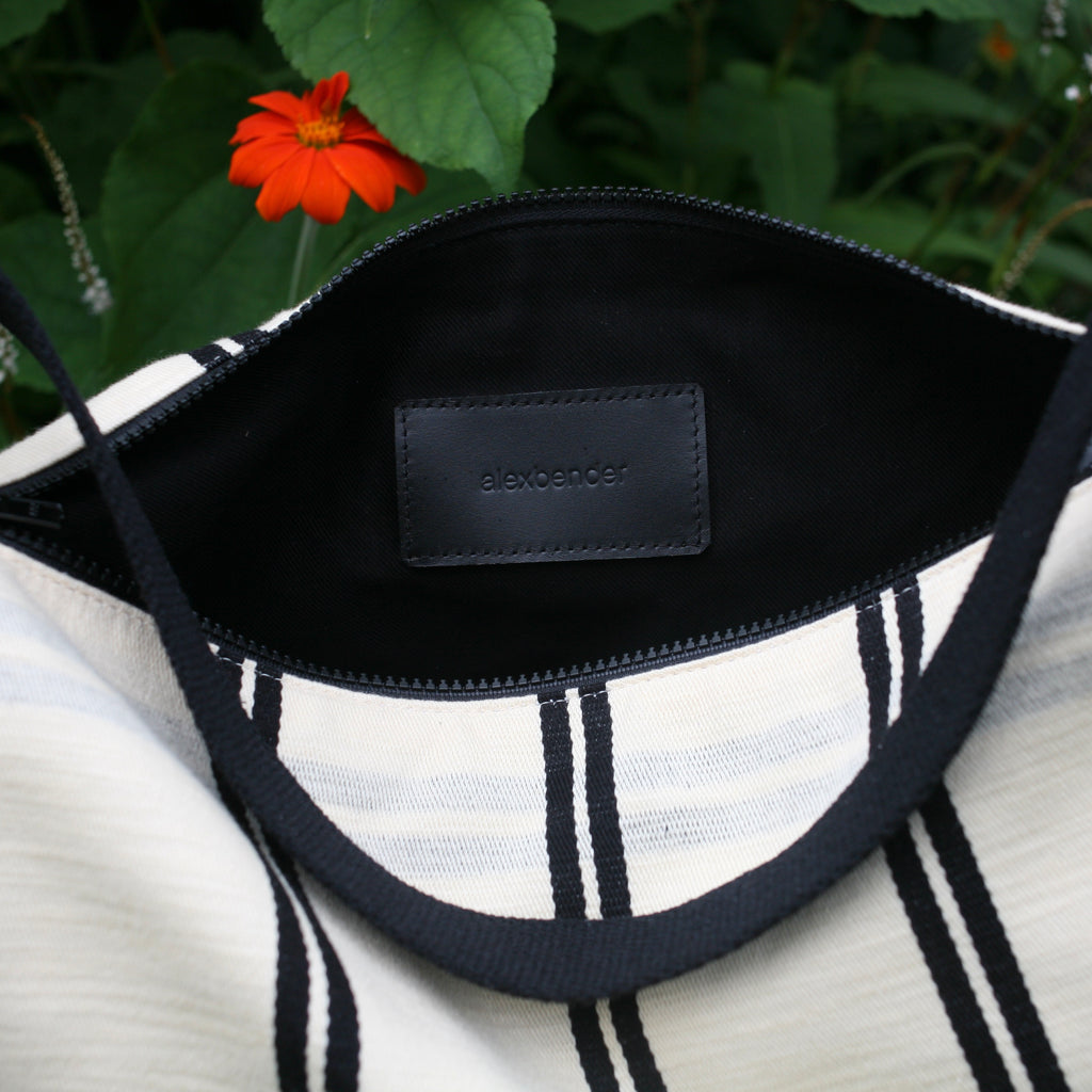 alexbender- Schultertasche POUCH Schwarz - Weiß in Berlin kaufen