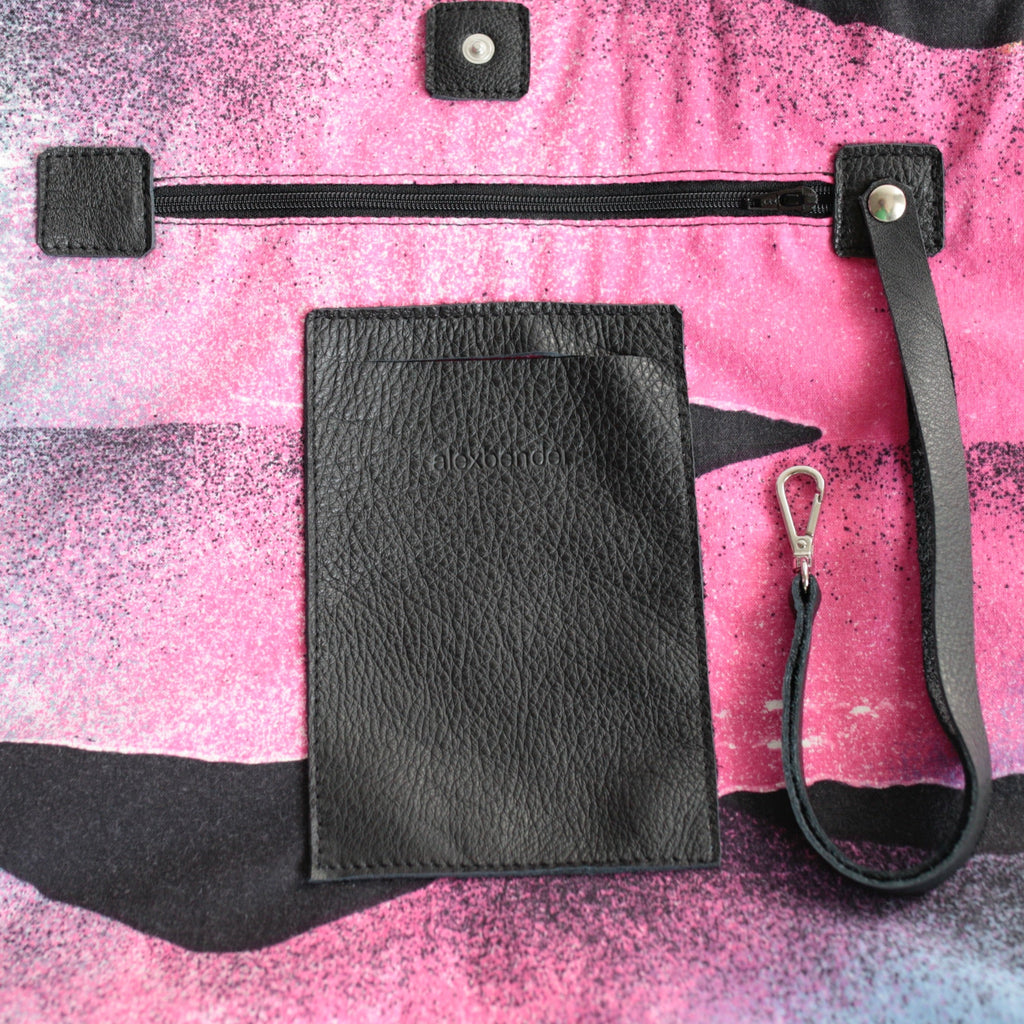 Lederbeutel Schwarz aus italienischem Rindsleder: handgemachte Umhängetasche von alexbender in Berlin kaufen