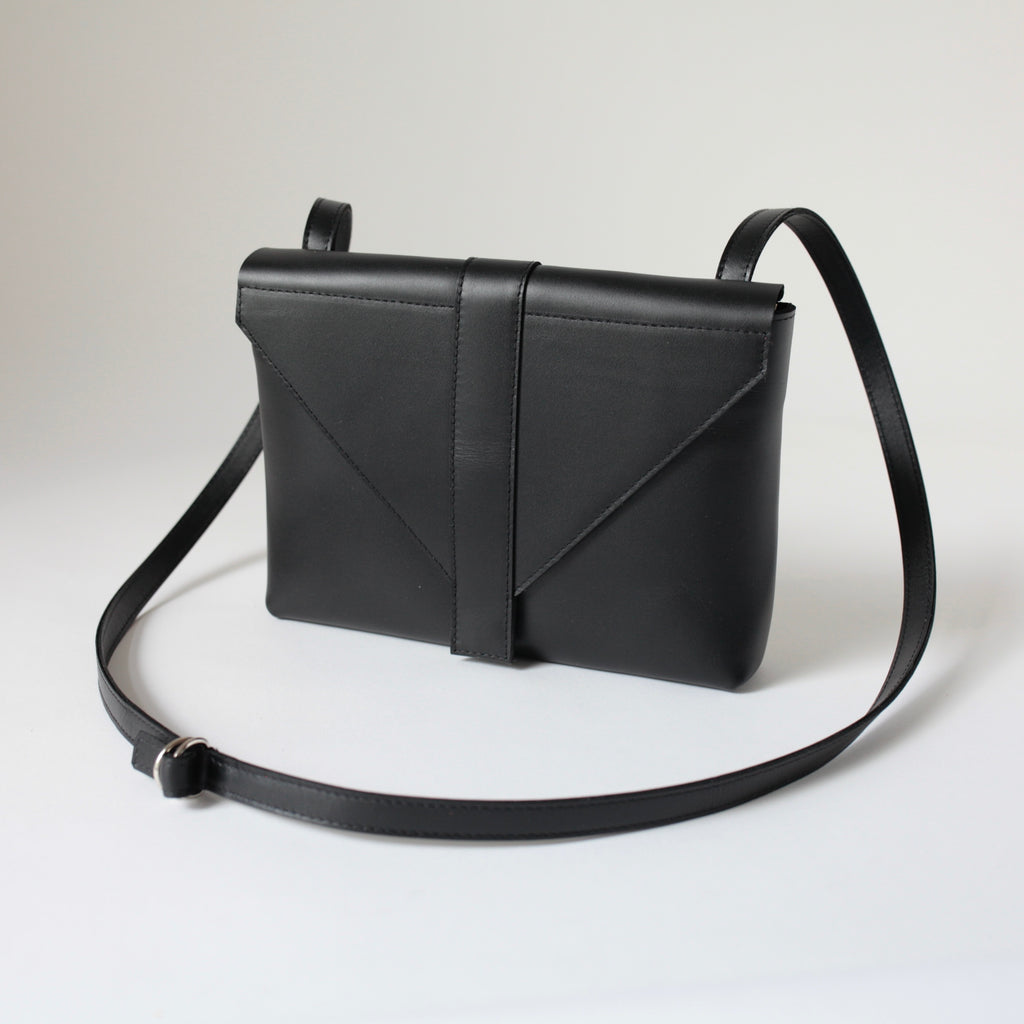 alexbender- Handtasche Envelope echt Leder Schwarz in Berlin kaufen