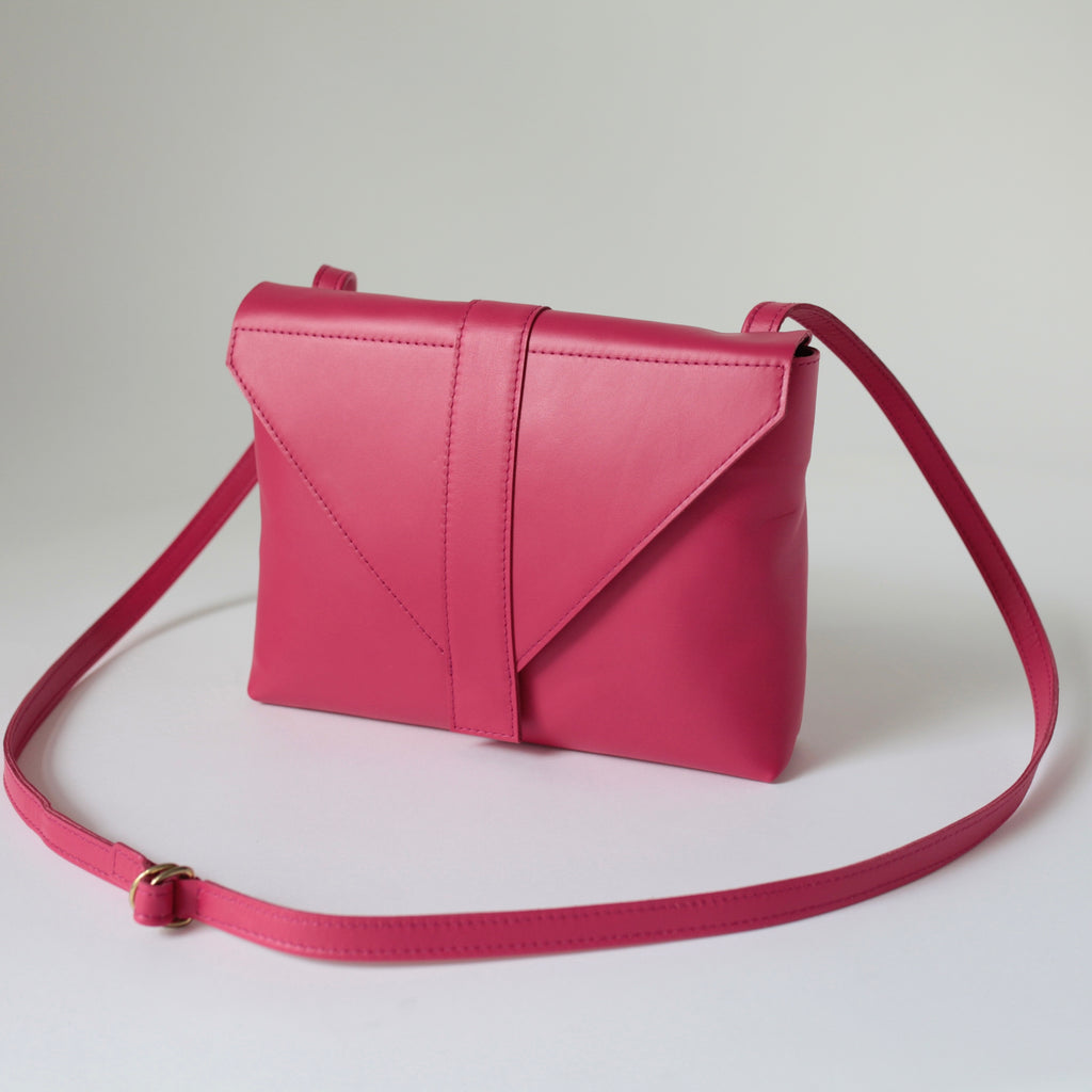 alexbender- Handtasche Envelope echt Leder Beere in Berlin kaufen