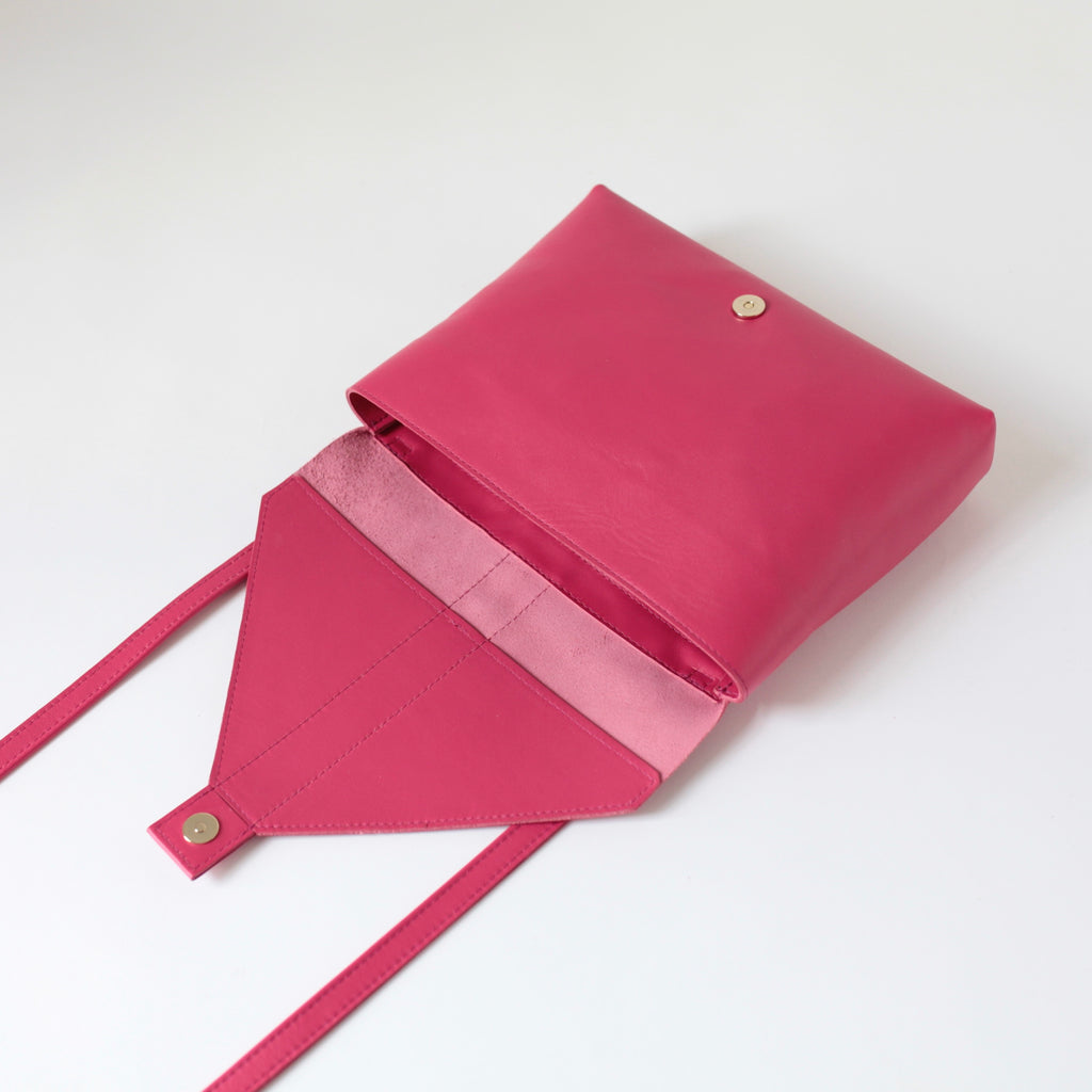 alexbender- Handtasche Envelope echt Leder Beere in Berlin kaufen