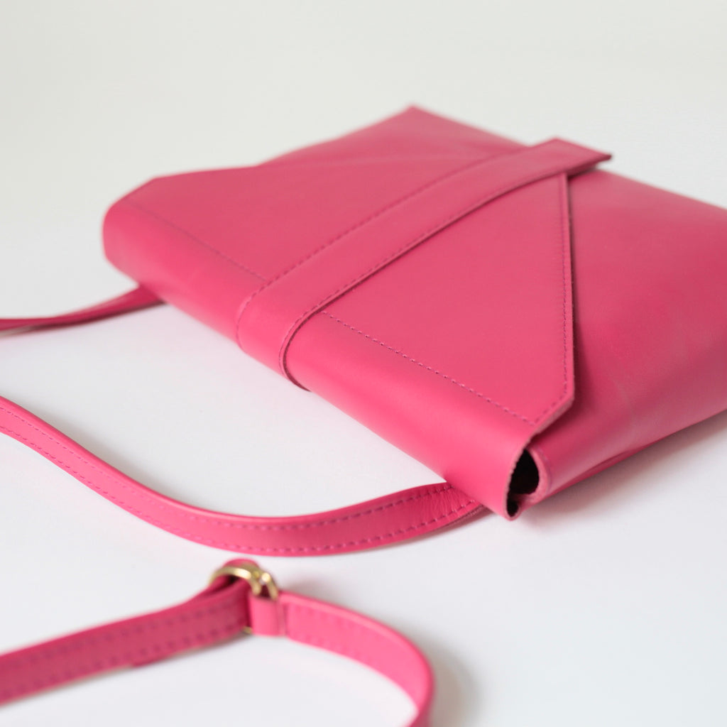 alexbender- Handtasche Envelope echt Leder Beere in Berlin kaufen