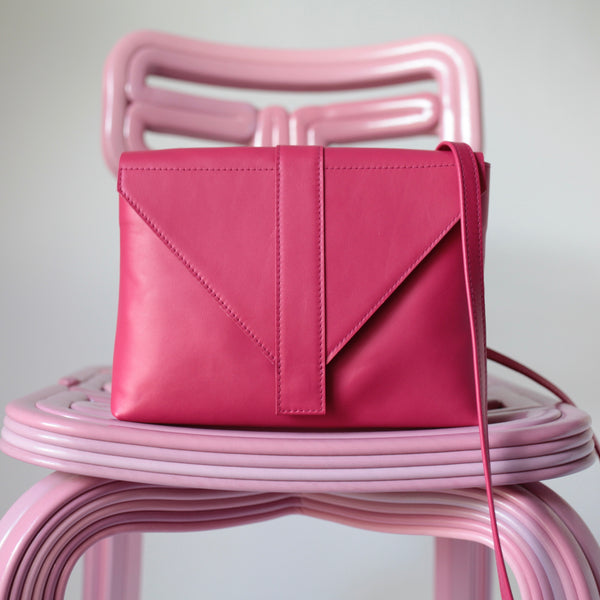 alexbender- Handtasche Envelope echt Leder Beere in Berlin kaufen