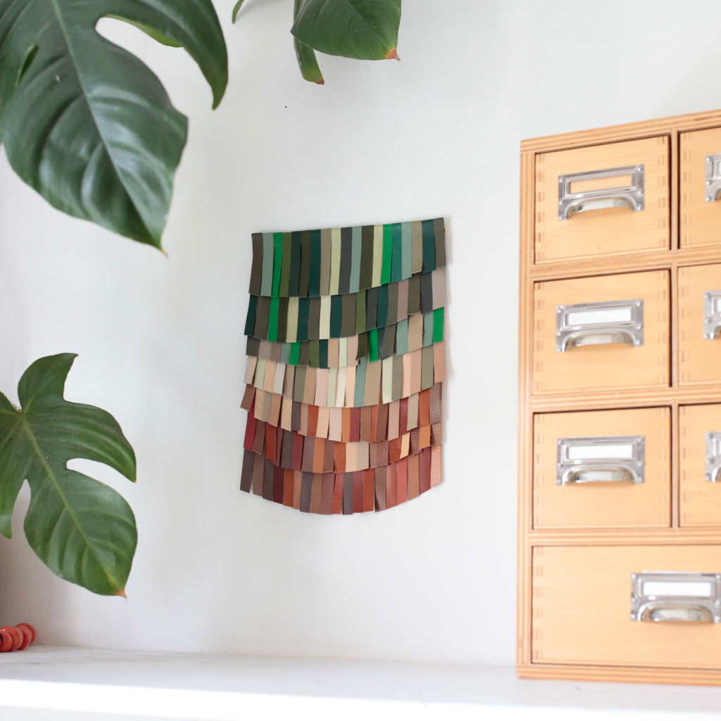 alexbender- Hanggemachter Wandteppich Upcycling Einzelstück aus Lederresten Bunt - in Berlin kaufen