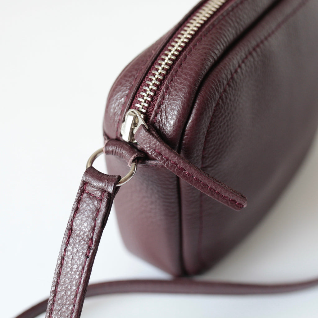 alexbender- Handtasche Zip S echt Leder Burgundy in Berlin kaufen