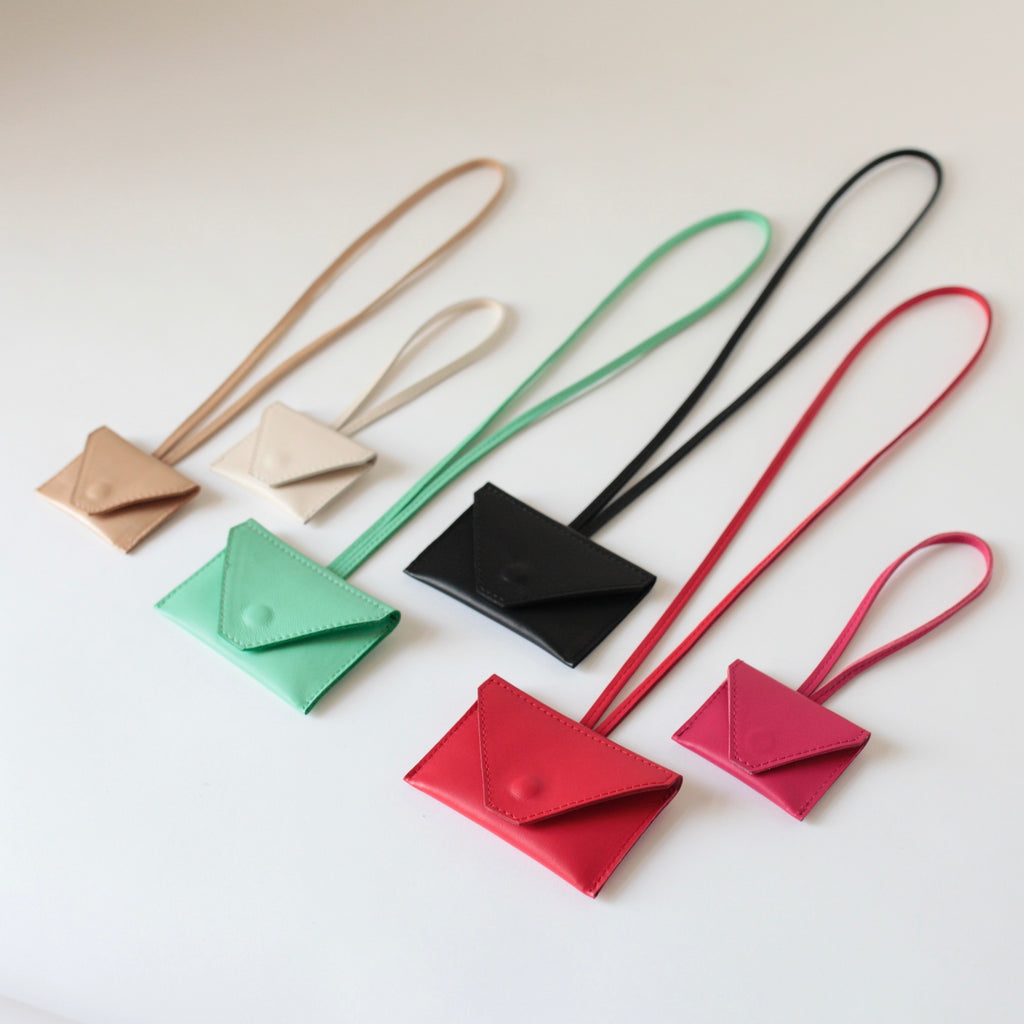 alexbender-Anhänger Minitasche Leder, handgefertigter Schlüsselanhänger in Berlin kaufen