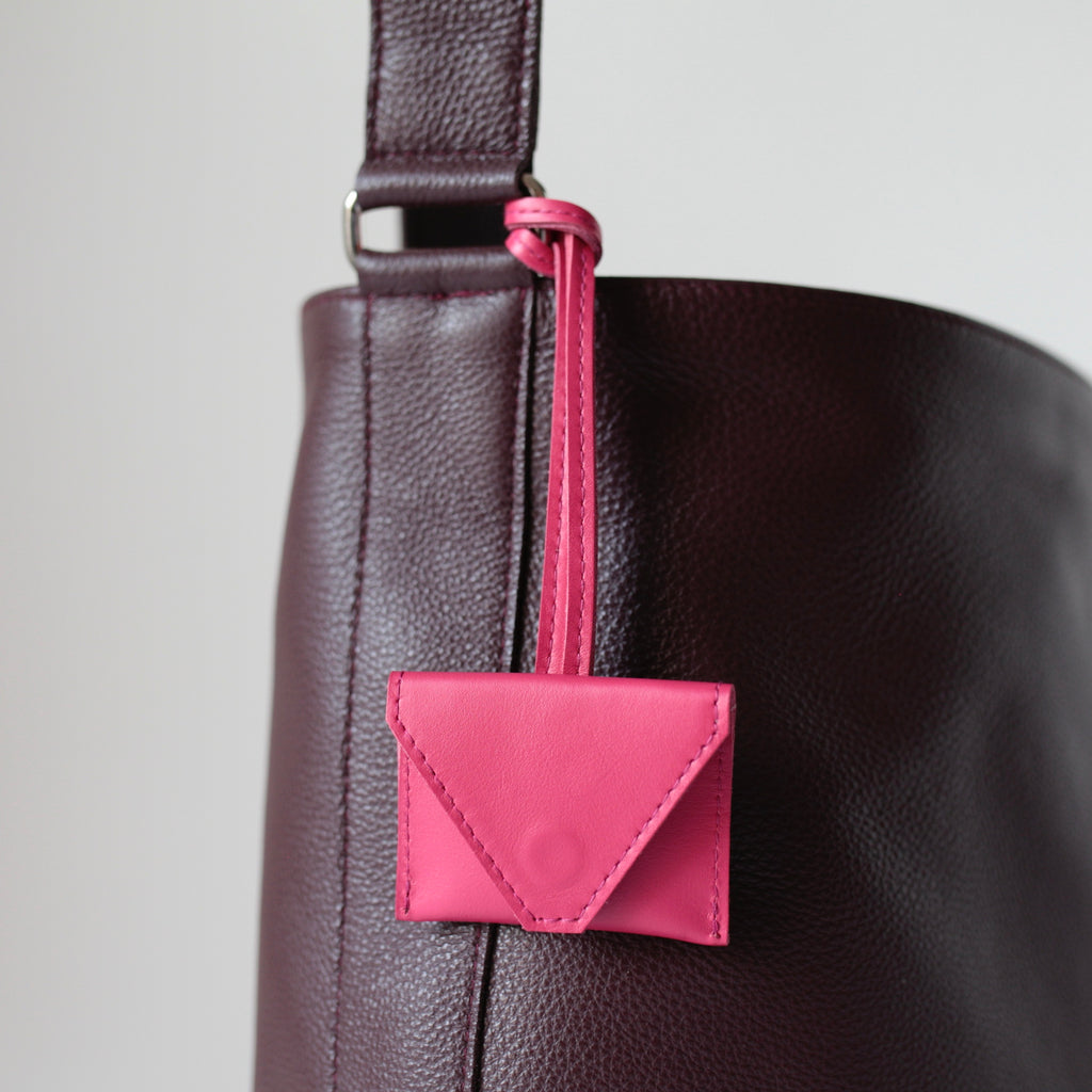 alexbender-Anhänger Minitasche Leder, handgefertigter Schlüsselanhänger in Berlin kaufen