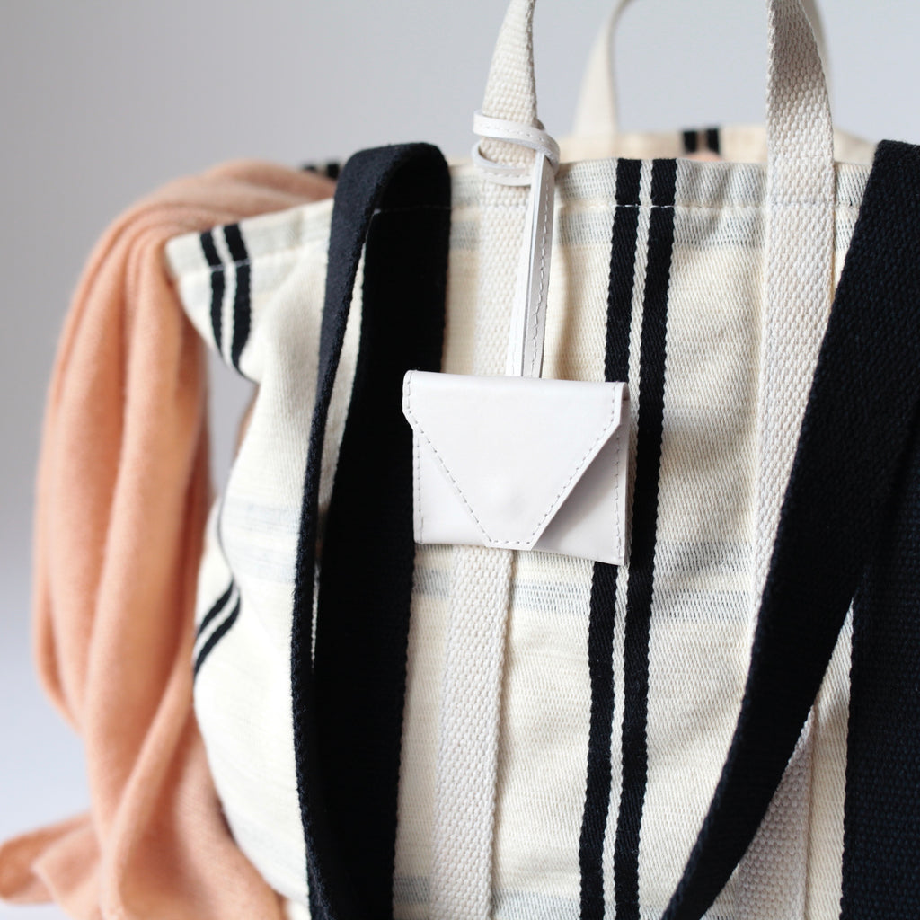 alexbender-Anhänger Minitasche Leder, handgefertigter Schlüsselanhänger in Berlin kaufen