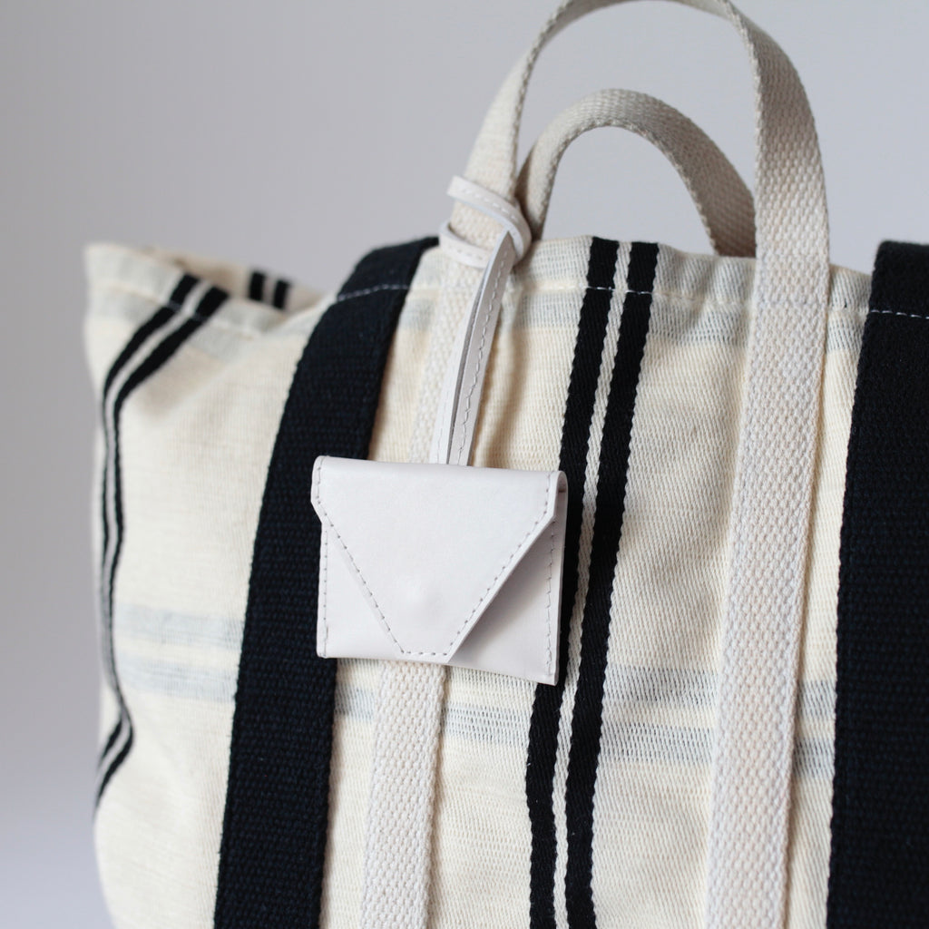 alexbender-Anhänger Minitasche Leder, handgefertigter Schlüsselanhänger in Berlin kaufen