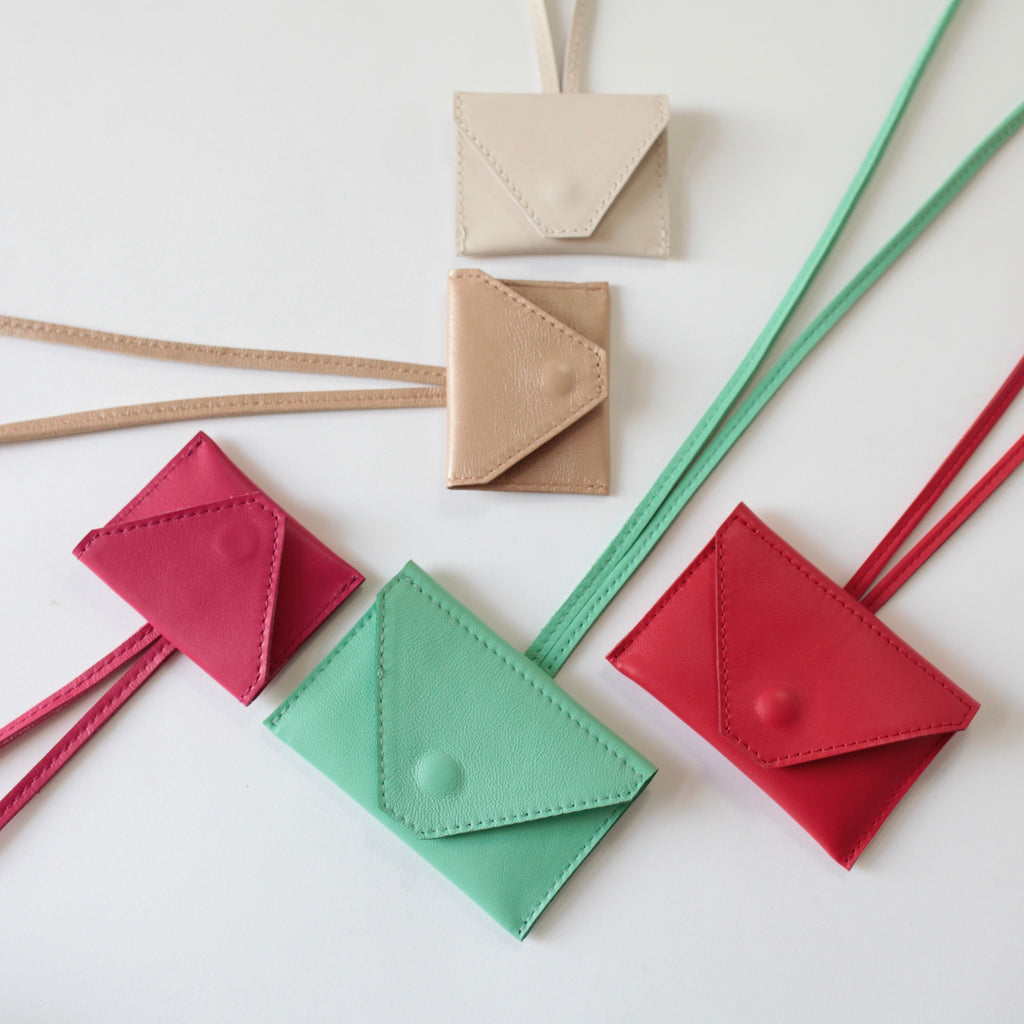 alexbender-Anhänger Minitasche Leder, handgefertigter Schlüsselanhänger in Berlin kaufen