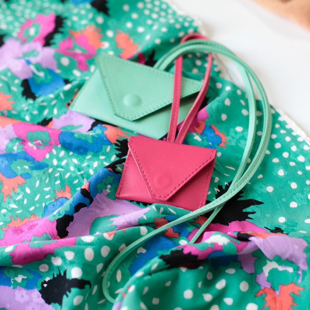 alexbender-Anhänger Minitasche Leder, handgefertigter Schlüsselanhänger in Berlin kaufen