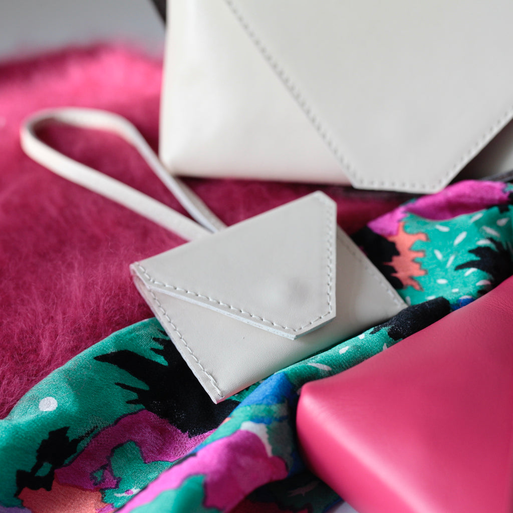 alexbender-Anhänger Minitasche Leder, handgefertigter Schlüsselanhänger in Berlin kaufen