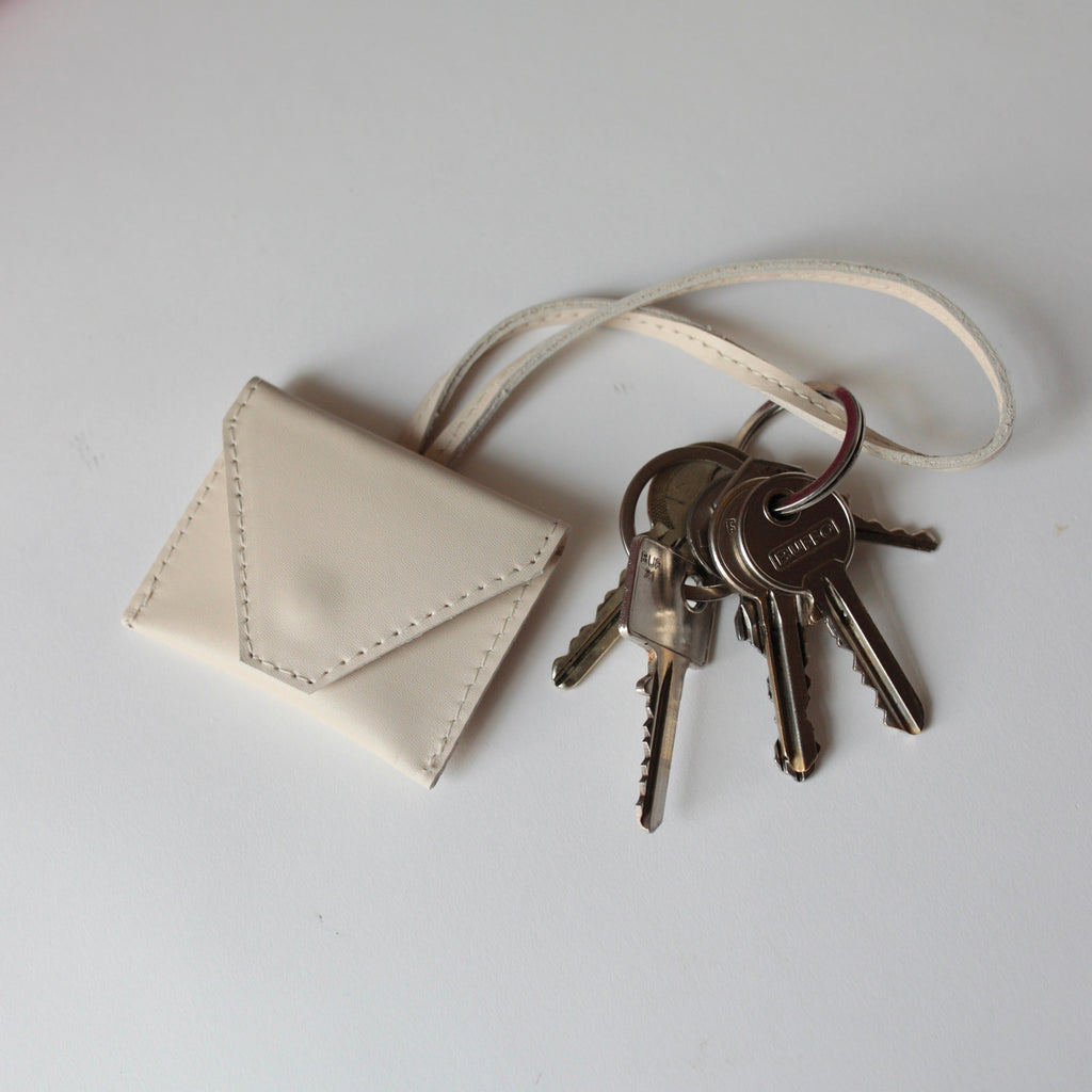 alexbender-Anhänger Minitasche Leder, handgefertigter Schlüsselanhänger in Berlin kaufen