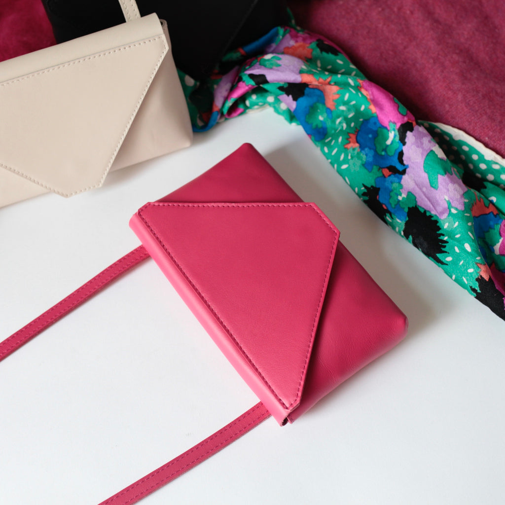 alexbender-kleine Handtasche Envelope echt Leder Beere in Berlin kaufen