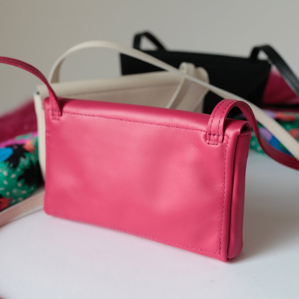 alexbender-kleine Handtasche Envelope echt Leder Beere in Berlin kaufen