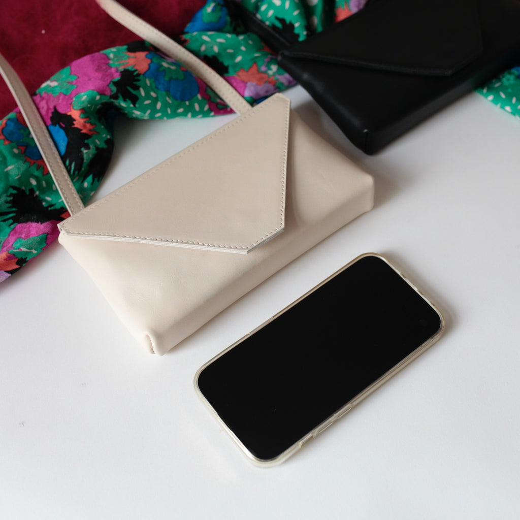 alexbender-kleine Handtasche Envelope echt Leder Beere in Berlin kaufen