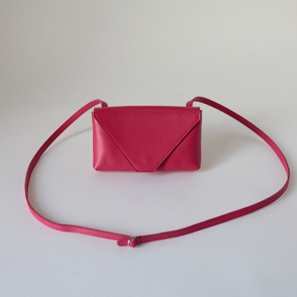 alexbender-kleine Handtasche Envelope echt Leder Beere in Berlin kaufen