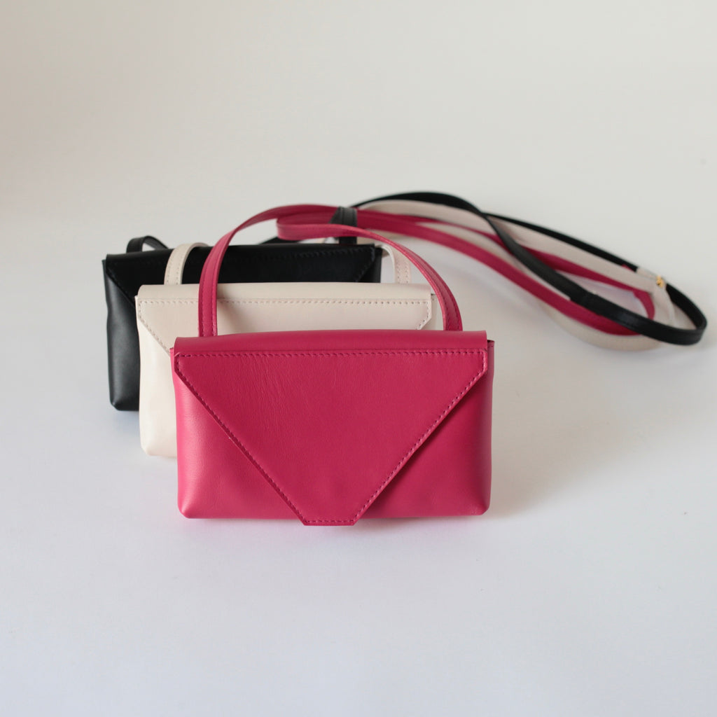 alexbender-kleine Handtasche Envelope echt Leder Beere in Berlin kaufen