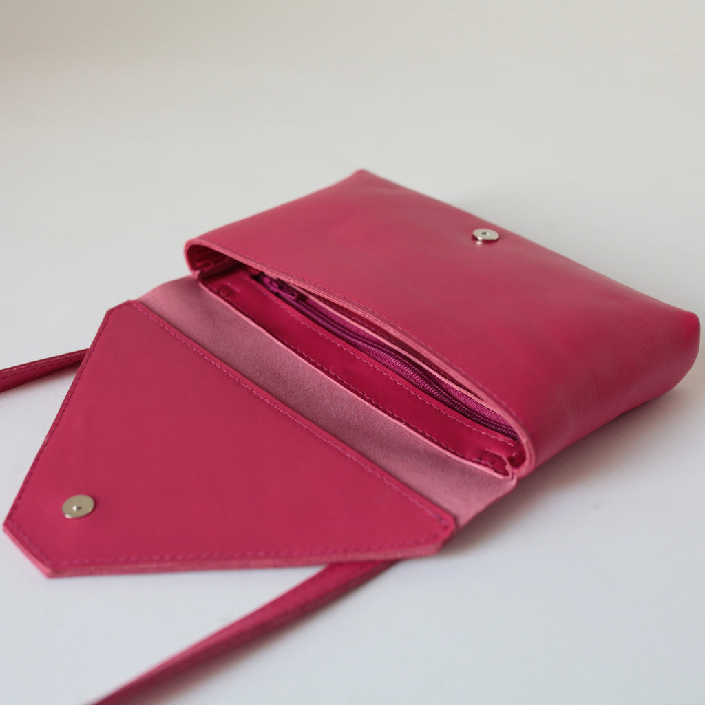 alexbender-kleine Handtasche Envelope echt Leder Beere in Berlin kaufen