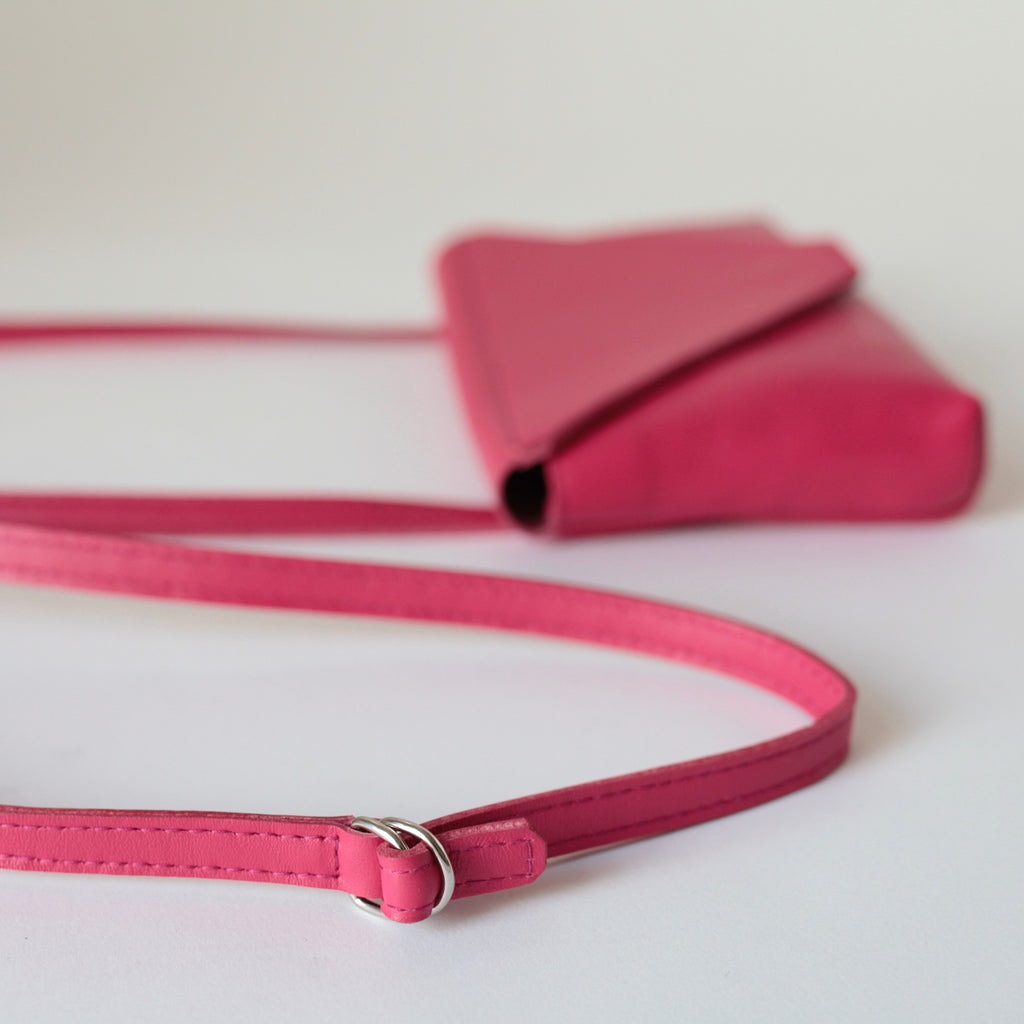 alexbender-kleine Handtasche Envelope echt Leder Beere in Berlin kaufen