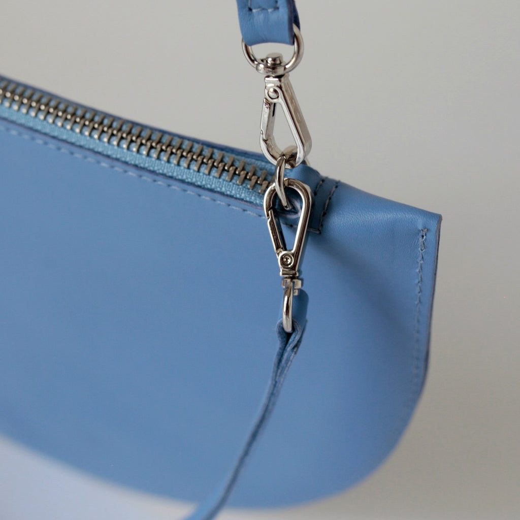alexbender- Halbmondtasche echt Leder Himmelblau in Berlin kaufen