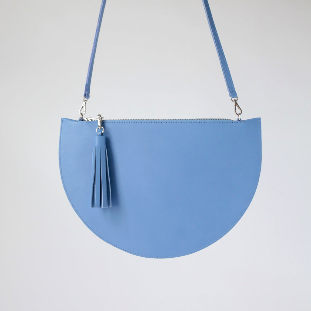 alexbender- Halbmondtasche echt Leder Himmelblau in Berlin kaufen