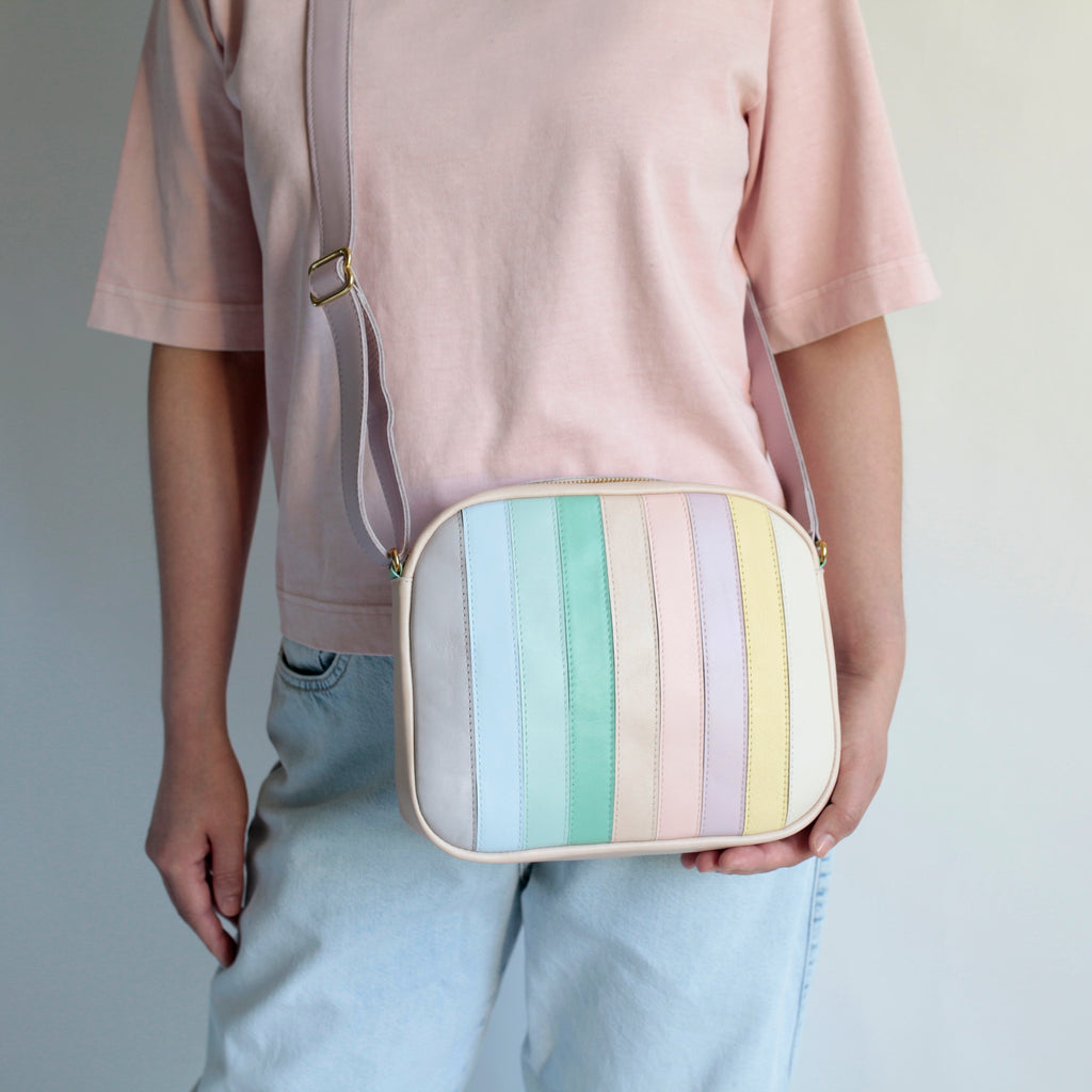 alexbender- Schultertasche Zip M echt Leder Bunt Pastell in Berlin kaufen