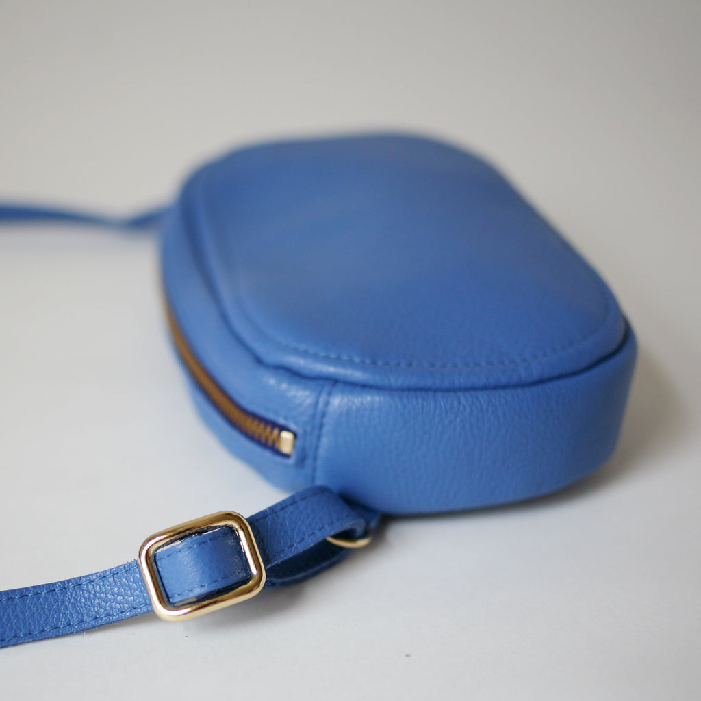 alexbender- Handtasche OVAL echt Leder Kornblumenblau in Berlin kaufen