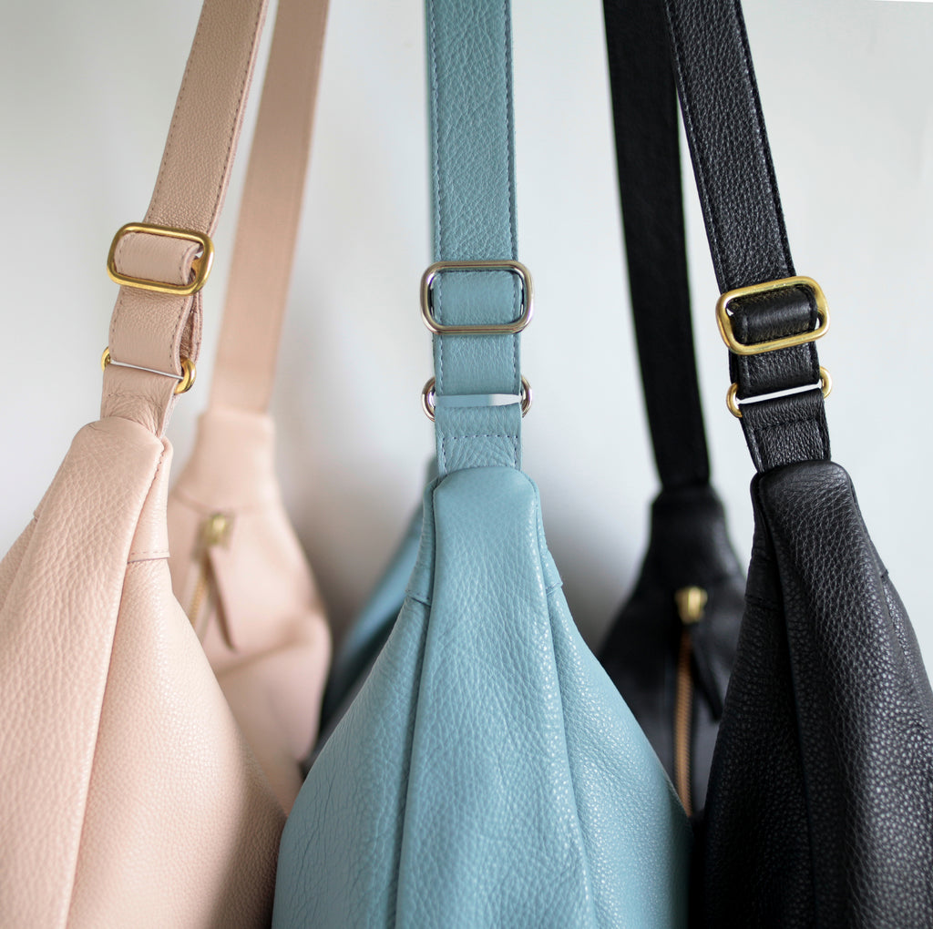 Lederbeutel Schwarz aus italienischem Rindsleder: handgemachte Umhängetasche von alexbender in Berlin kaufen