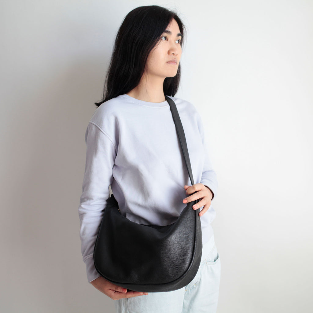 Lederbeutel Schwarz aus italienischem Rindsleder: handgemachte Umhängetasche von alexbender in Berlin kaufen