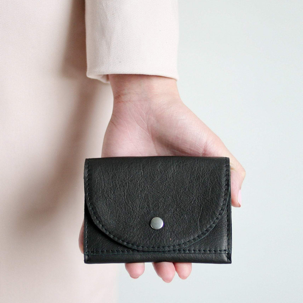 alexbender buy a black handmade leather wallet in Berlin